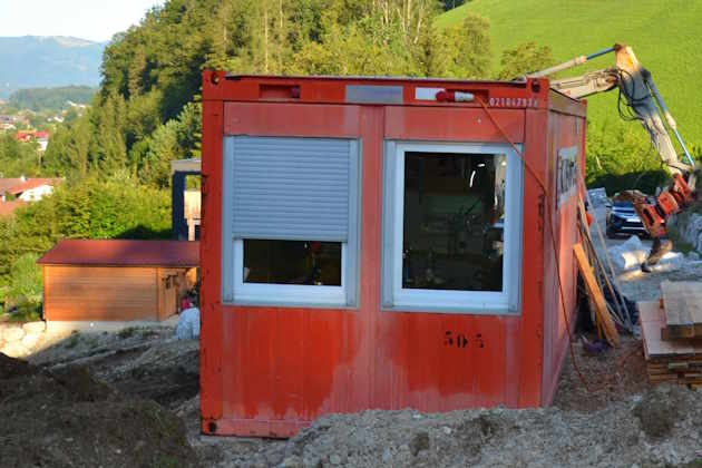 Roter Bürocontainer auf Baustelle