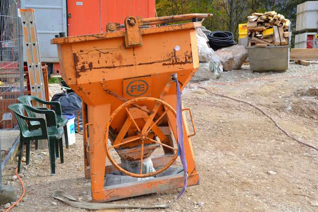 Krankübel auf Lagerplatz Baustelle