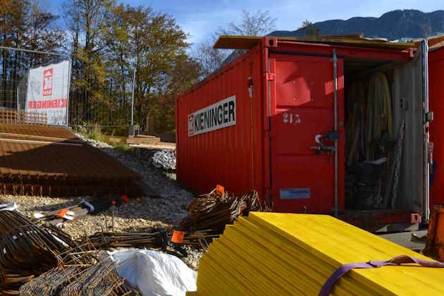 Roter Lagercontainer auf Baustelle