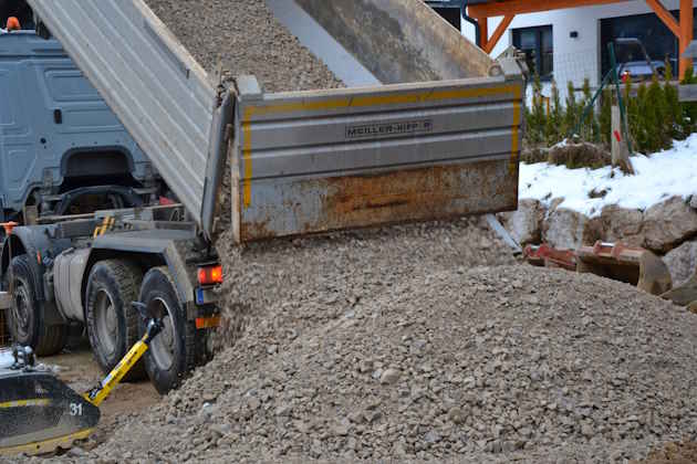 LKW-Kipper mit Schüttmaterial