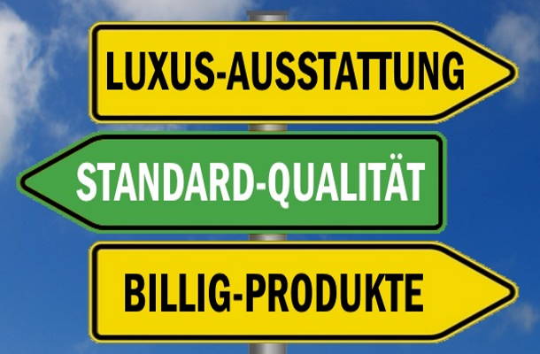 Drei Hinweistafeln mit Aufschriften: Luxusausstattung, Standard-Qualität und Billig-Produkte
