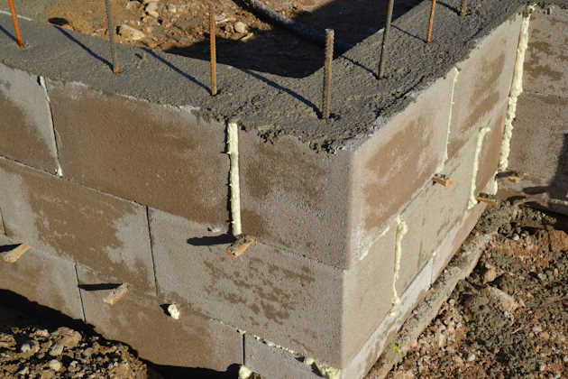 Mit Beton verfüllte Beton-Schalsteine