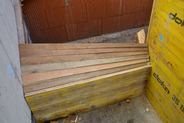Keile aus Holzbrettern für Treppenlaufschalung