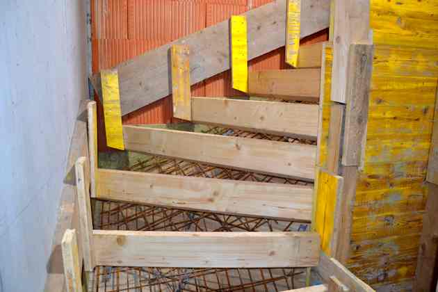 Schalung für Stufenkerne einer gewendelten Betontreppe