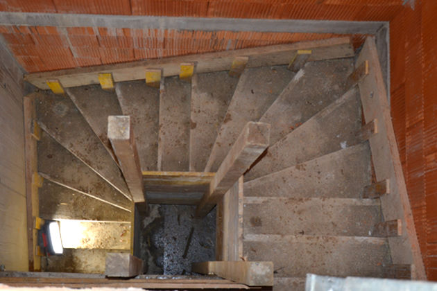 Gewendelte Betontreppe in Rohbau von oben