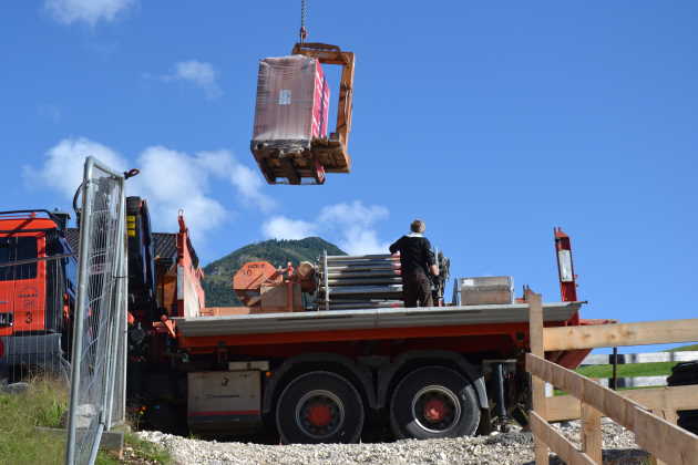 LKW Lieferung Baumaterial Kranabladung