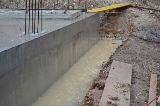 Schlechtwetter Baustelle, Wasser in Arbeitsraum