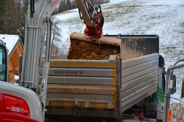 Bagger und LKW Beladung Aushubmaterial