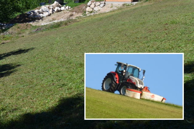 Bauplatz in Hanglage mit Traktor mähen