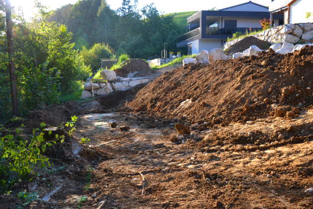Abgegrabenes Gelände auf Bauplatz