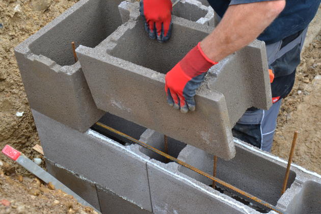 Mauerwerk aus Betonschalsteinen für Frostschürze bei Bodenplatte