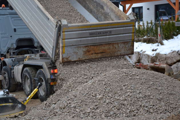 LKW-Kipper Abladung kapillarbrechender Kies