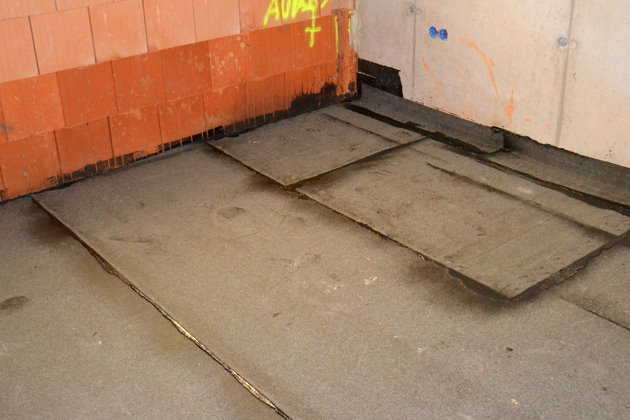 Waagrechte Abdichtung mit Bitumenbahn auf Bodenplatte