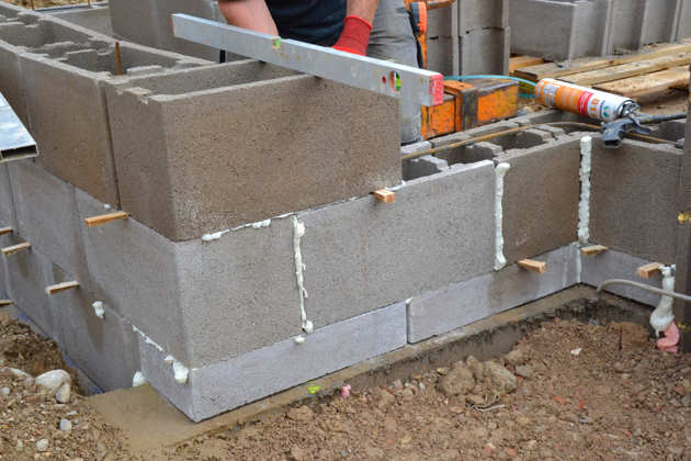 Beton-Schalsteinmauerwerk für Frostschürze