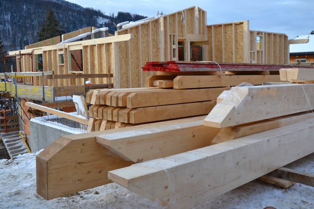 Haus in Holzbauweise mit Dachstuhlholz