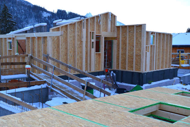 Beispiel Holzrahmenwände mit OSB-Platten für Dachgeschoß in Holzbauweise