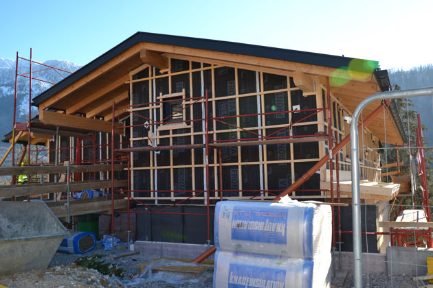Haus mit Satteldachstuhl