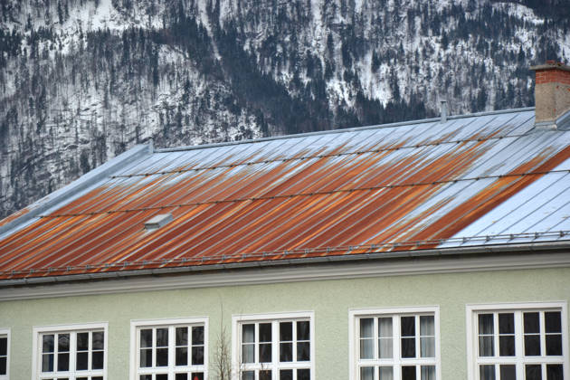 Verrostetes Blechdach von öffentlichem Gebäude