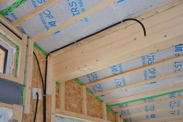 Sparschalung innen auf Dachschräge für Installationsebene