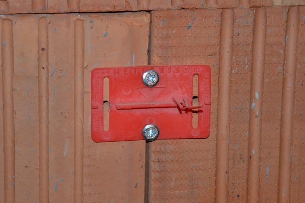 Meterriss Markierung Meterriss bei Ziegelmauerwerk