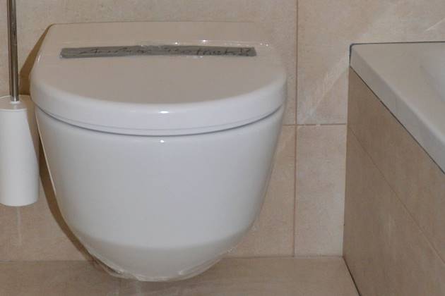 Wand-WC aus weißer Sanitärkeramik