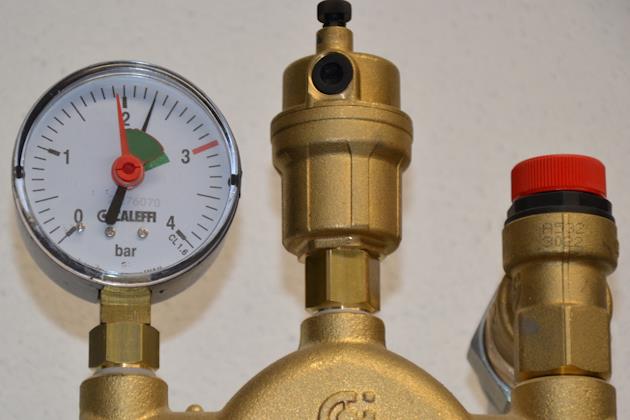 Detail Heizungsanlage mit Manometer und Sicherheitsventil