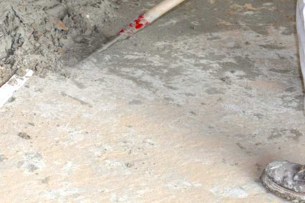 Pos. 19A.01 Untergrund vorbereiten Reinigung Betonboden mit Schöpser / Stoßscharre