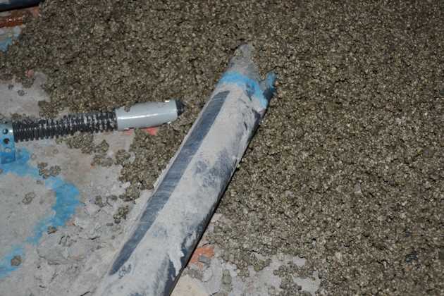 Pos. 19A.04 Trockenschüttung, bis 5 cm Mit Trockenschüttung eingebettete Leitungen bei Fußbodenaufbau