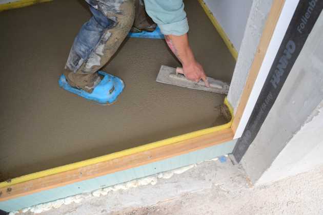 Pos. 19B.01 Schwimmender Zementestrich bis 5 cm Estrichleger beim Glätten von Betonestrich mit Glättschwert