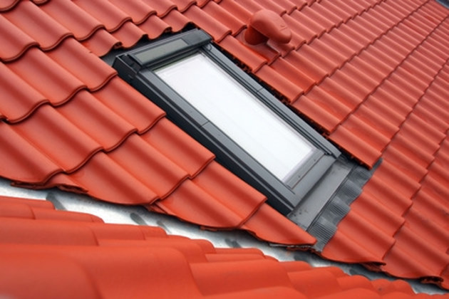 Dachfenster in Steildach mit Dacheindeckung aus roten Dachziegeln