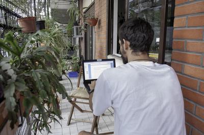 Abbildung 1: Der Vorteil beim Arbeiten auf dem Balkon liegt darin, dass dieses Form des Home Office sich schnell und günstig umsetzen lässt