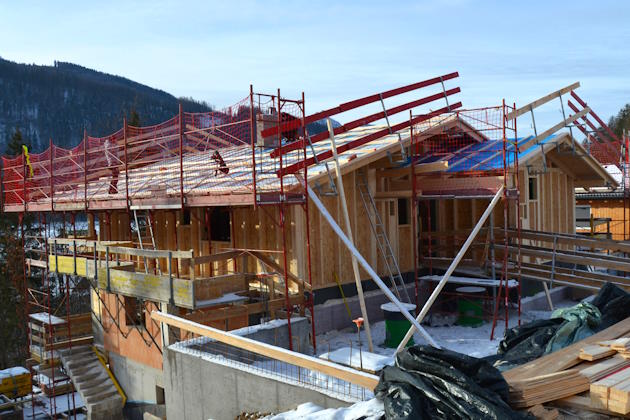 Einfamilienhaus-Rohbau in gemischter Ziegelmassiv- und Holzbauweise