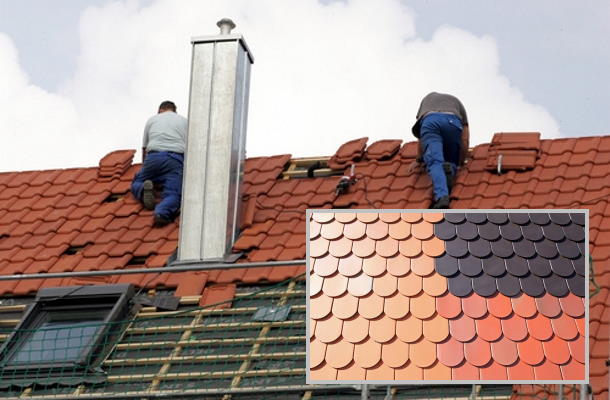 Handwerker bei Durchführung von Dachdeckerarbeiten