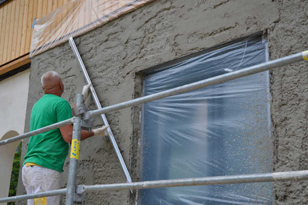 Verputzer bei Herstellung Außenputz
