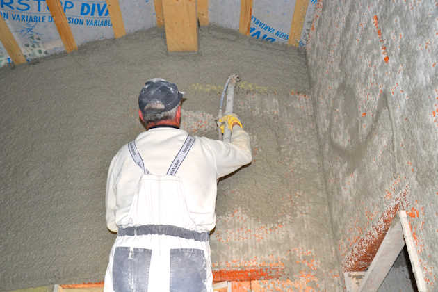 Verputzer bei Herstellung Innenputz