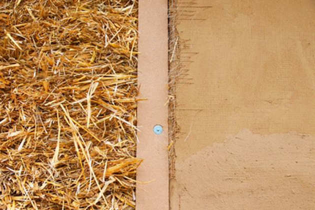 Lehmputz auf Stroh Fassadendetail Stroh und Lehmputz