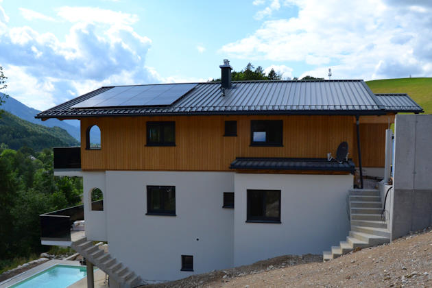 EFH mit weißer Putzfassade und Holzschalung