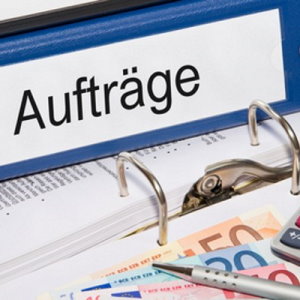 Ordner mit Aufschrift 'Aufträge'