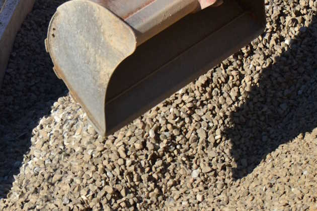 Einbau Frostschutz-Schicht unterhalb der Bodenplatte mit Bagger