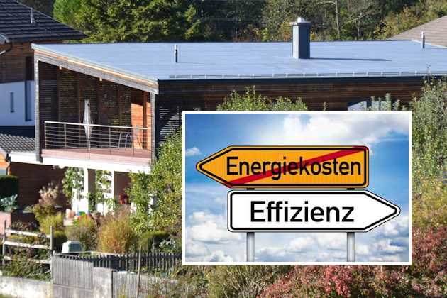 Passivhaus mit Pultdach und Hinweistafeln mit Aufschrift Energiekosten und Effizienz
