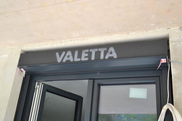 Stufenförmiger Sturz Stufenförmiger Sturz in Außenwand mit eingebautem Sonnenschutzkasten