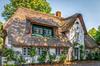 Ein Haus mit Reetdach - nicht untypisch im Norden Deutschlands