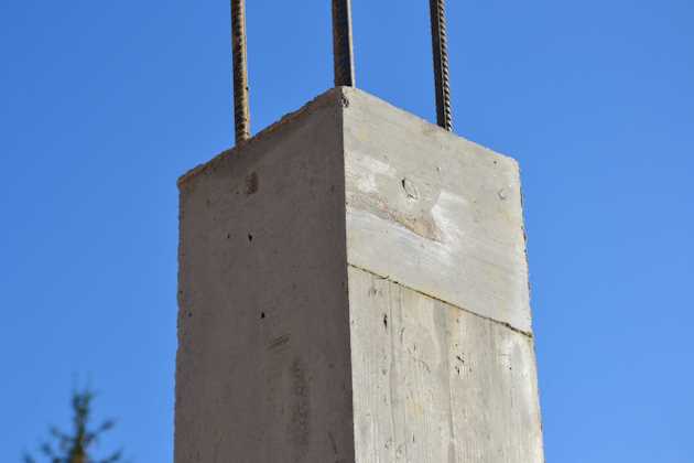 Betonierte Betonsäule mit Anschlussbewehrung aus Stabstahl