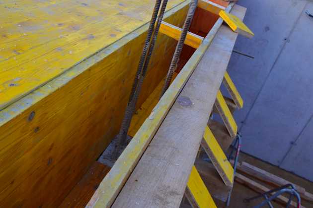 Schalung aus gelben Schaltafeln für Balken und Roste